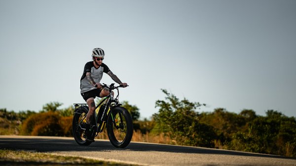 Quels hameaux en Espagne offrent des cours de cuisine méditerranéenne et des excursions en vélo?